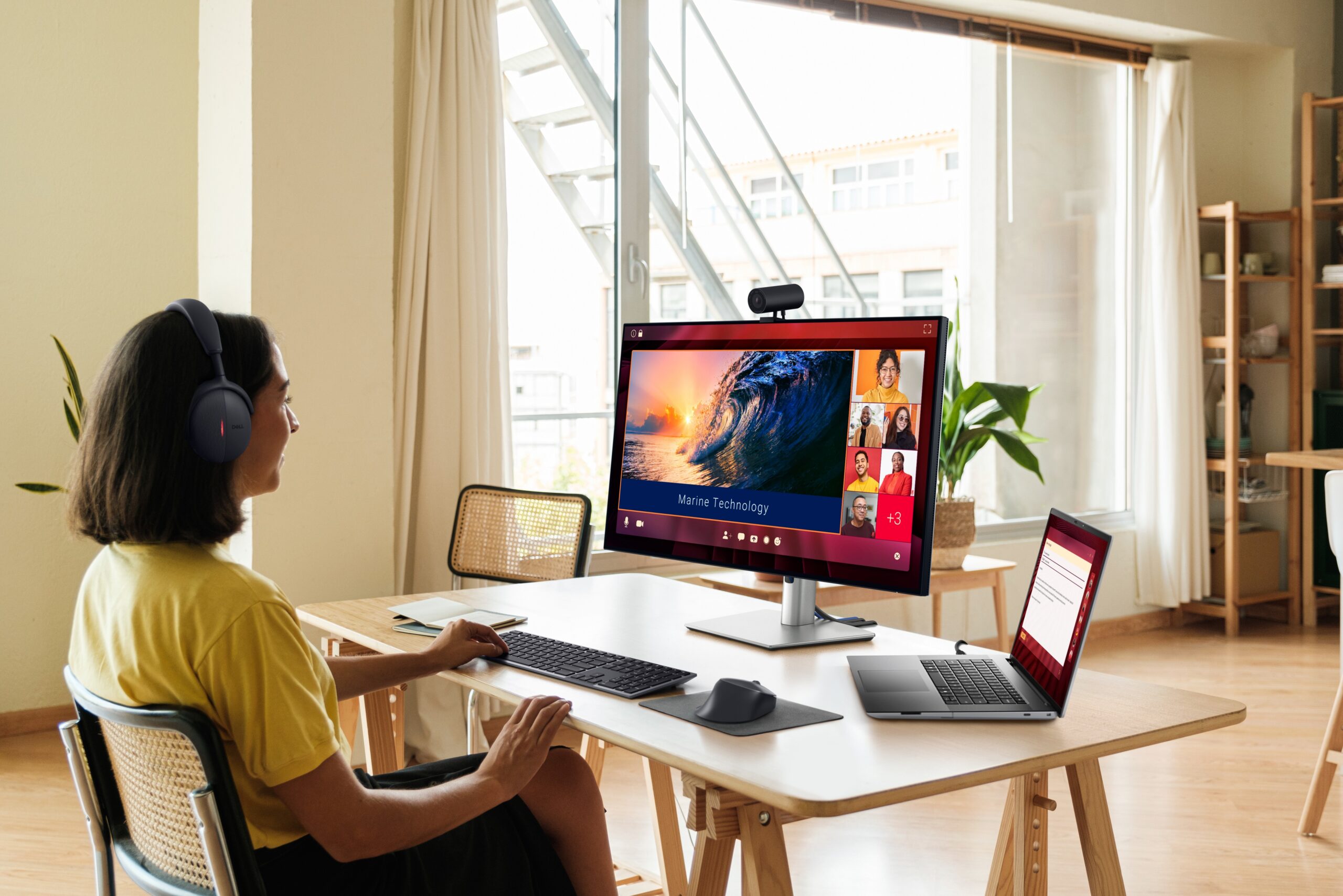 Dell UltraSharp 32 4K Thunderbolt Hub Monitor Lifestyle 2